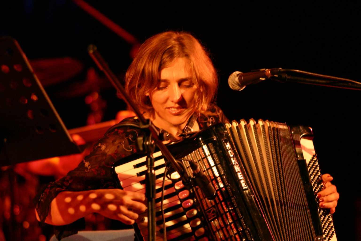 Die Musikerin Hazemina Donlic mit einem Akkordeon.