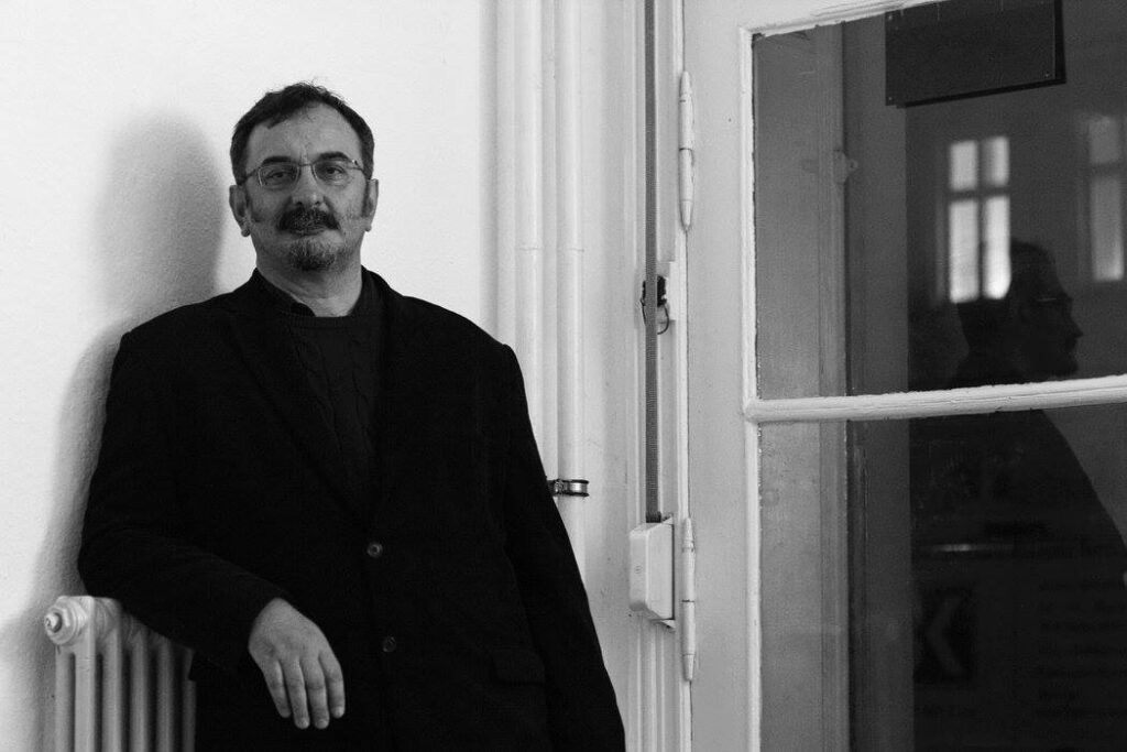 Schwarz-weiß-Porträt von Jovan Balov im Prima Center Berlin